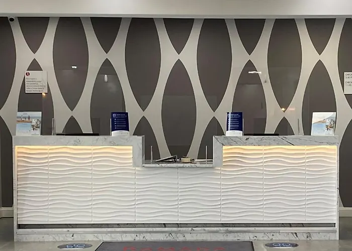 Ramada By Wyndham Hartford North - Bradley Airport