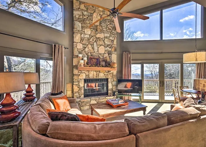 Deck & Mtn Views: Resort Home In Rumbling Bald!