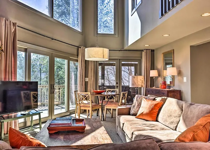 Deck & Mtn Views: Resort Home In Rumbling Bald!