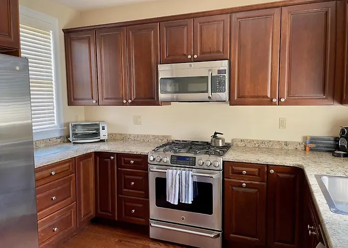 Modern Cottage Downtown Npt-Waites Wharf Cottage Re05618-Str