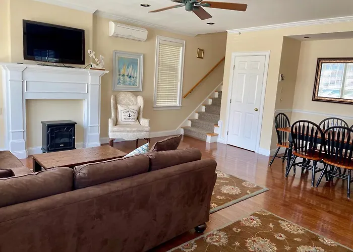 Modern Cottage Downtown Npt-Waites Wharf Cottage Re05618-Str