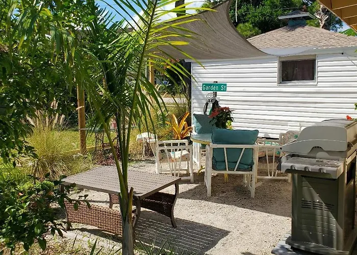 1 Beige Cozy Bungalow Or 1 White Cozy Efficiency Cottage In Titusville
