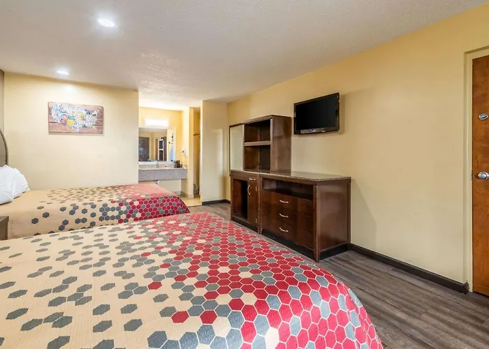 Econo Lodge Inn & Suites