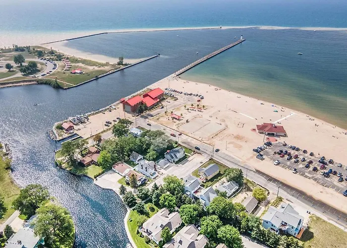 Chic Manistee Cottage: Steps To Lake Michigan!