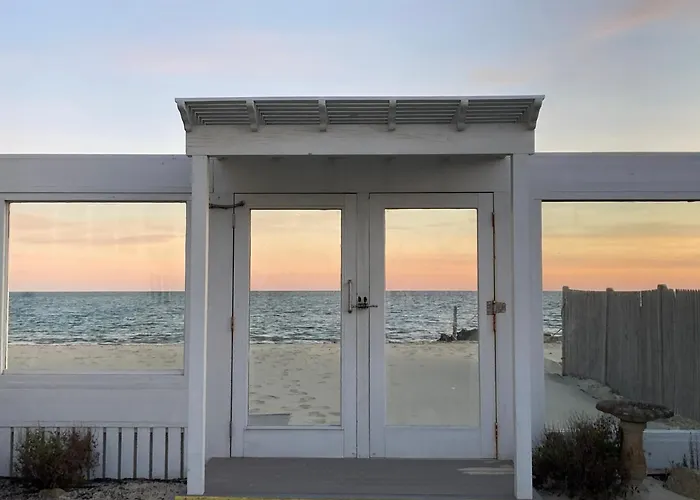 By The Sea Guests Bed & Breakfast And Suites