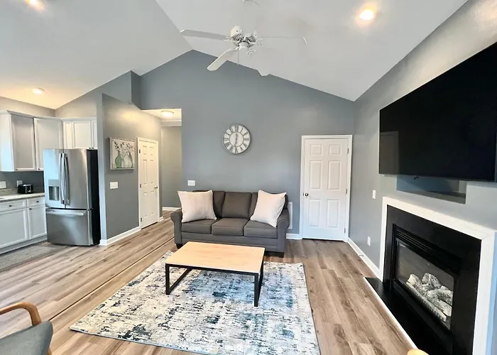 Charming, Beautiful, Treetop Loft, Prime Location