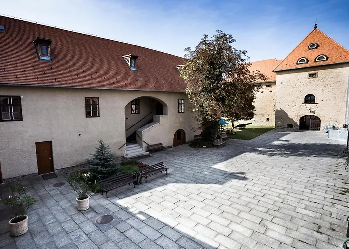 Huszarvar Hotel Kastelyszallo