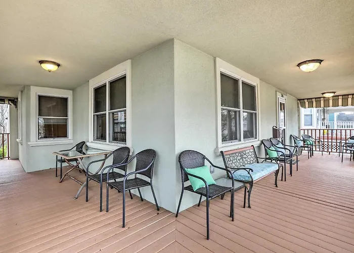 Beautiful Spacious Beach Home, Private Deck & Grill, With Beach Badges