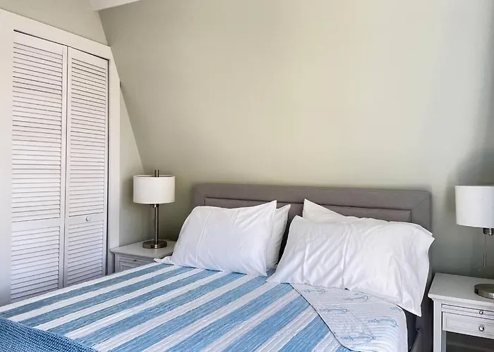 Newly Renovated Carriage House Near Town & Beaches