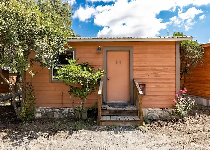 The Historic Leakey Inn