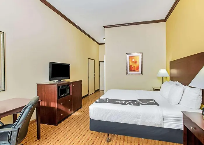 La Quinta By Wyndham Ennis