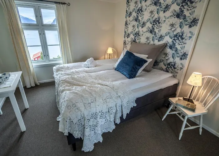 Dragsvik Fjordhotel (Adults Only)