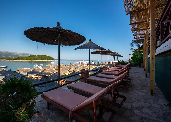 Hotel New Crystal With Private Beach