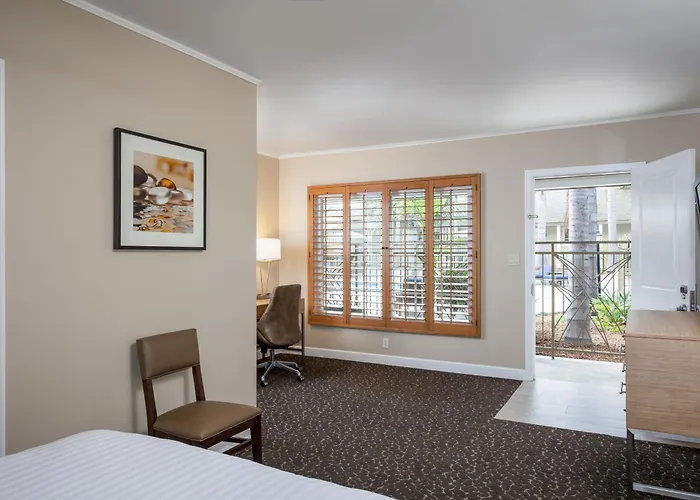 Holiday Inn Express And Suites La Jolla - Windansea Beach, And Ihg Hotel