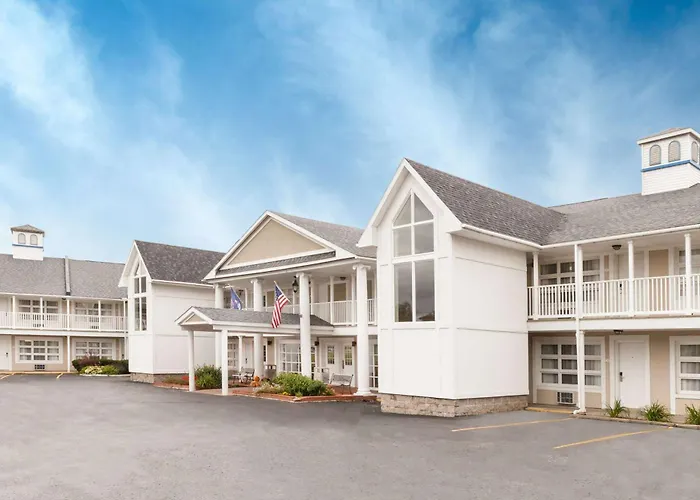 Baymont By Wyndham St. Ignace Lakefront