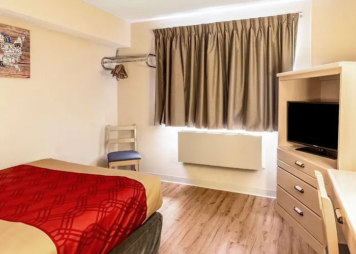Econo Lodge East