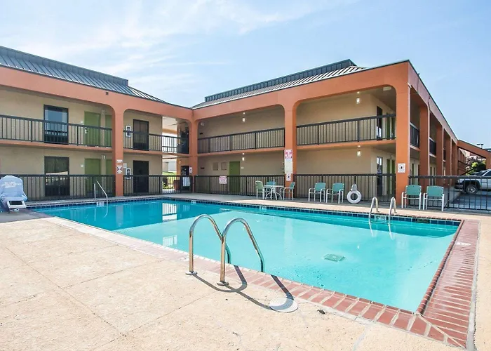 Econo Lodge Inn & Suites Jackson Northwest
