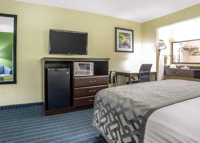Rodeway Inn & Suites