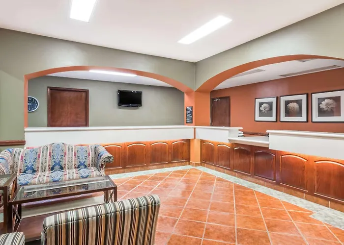 Super 8 By Wyndham Weslaco