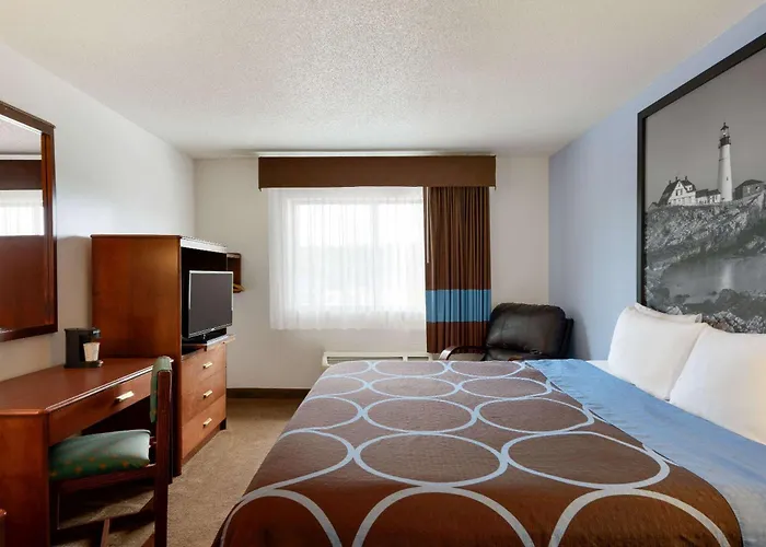 Super 8 By Wyndham Portland/Westbrook Area