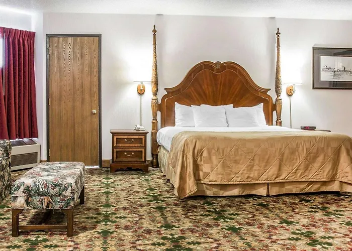 Clarion Hotel Mackinaw City Beachfront