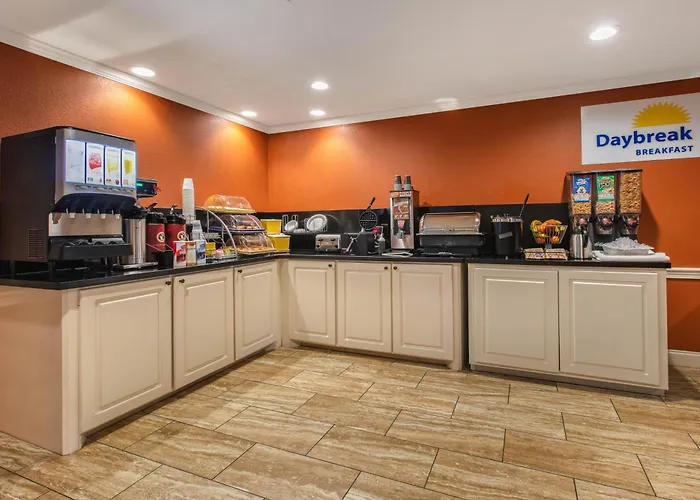 Days Inn & Suites By Wyndham Florence/Jackson Area