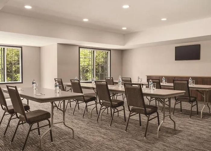Country Inn & Suites By Radisson, Detroit Lakes