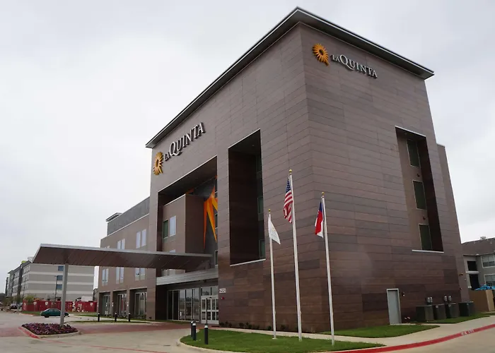 La Quinta Inn & Suites By Wyndham Dfw Airport West-Glade