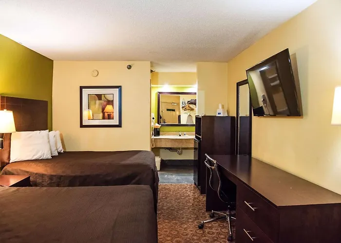 Rodeway Inn & Suites Clarksville Near Governors Square Mall