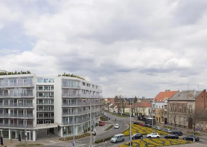 Parizs Garden Apartments