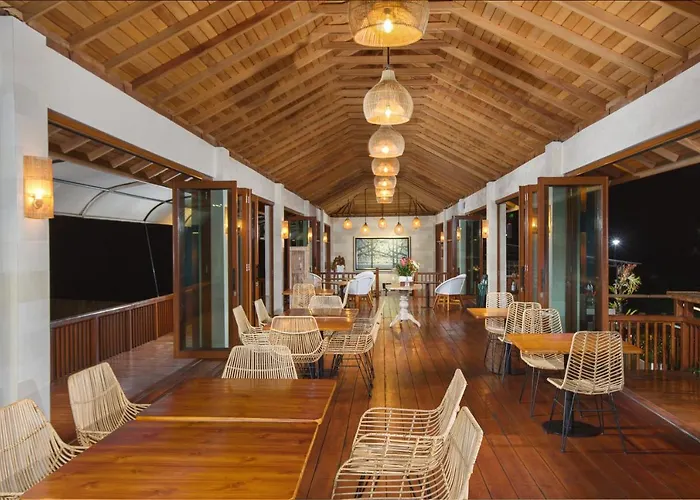 Giriwood Hotel & Villa