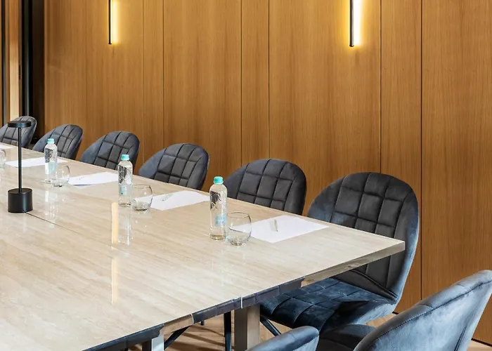 Este Park Hotel: Urban Chic Luxury with Parking Near Shopping Mall