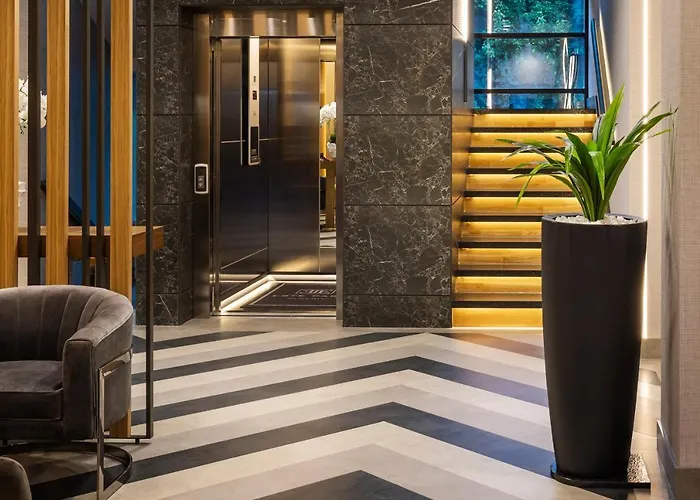 Este Park Hotel: Urban Chic Luxury with Parking Near Shopping Mall