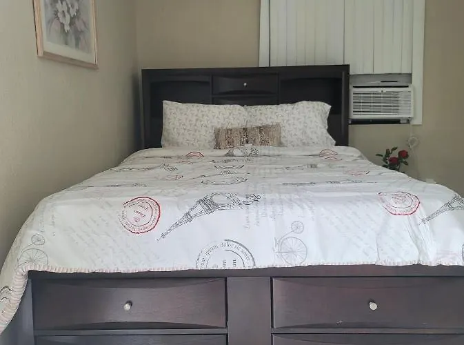 Private Guesthouse Near Siesta Key & Downtown