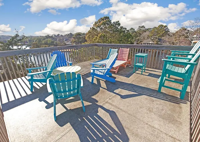 Cozy Coastal Escape 3Br 3Ba Lakefront Tranquility