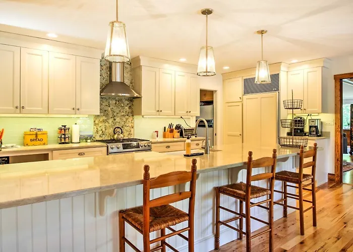 Large Kennebunk Home, Walk To Beach < 2 Mi To Town