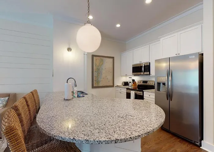 Queen Suite @ 400 Ocean Suites