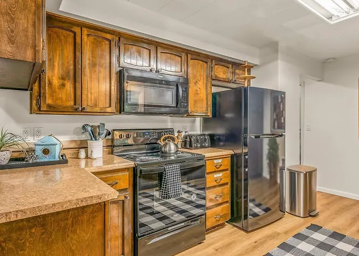 Bright, Updated Waterfront Cottage Pets Welcome!