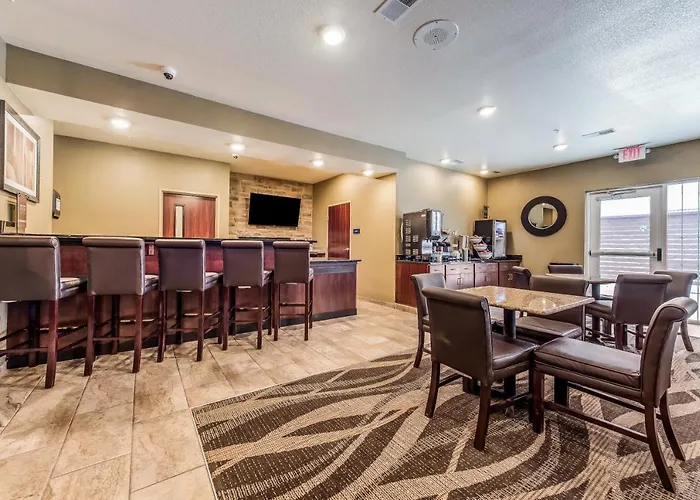 Cobblestone Hotel & Suites - Hutchinson