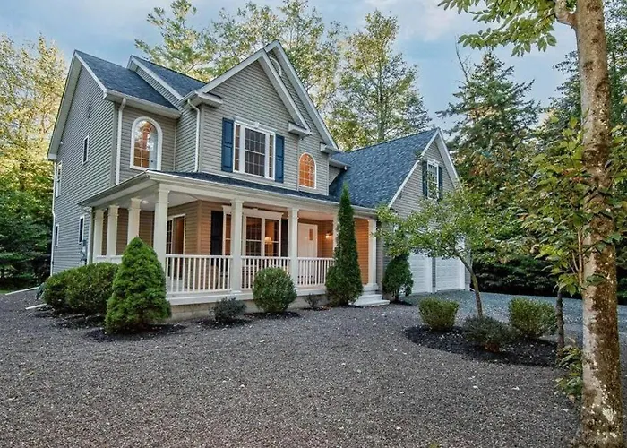 Luxury 4 Bedroom House In Pocono Mountains With Hottub In Golf Course Near Lake