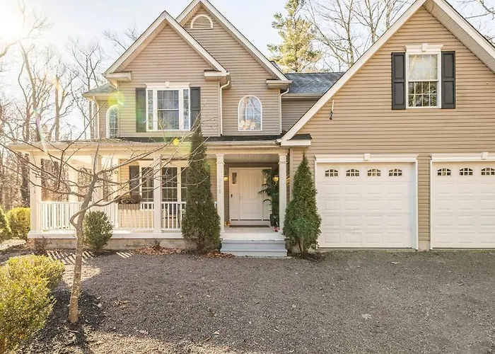 Luxury 4 Bedroom House In Pocono Mountains With Hottub In Golf Course Near Lake
