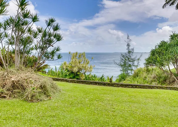 Hilo Home W/ Private Deck + Stunning Ocean Views!
