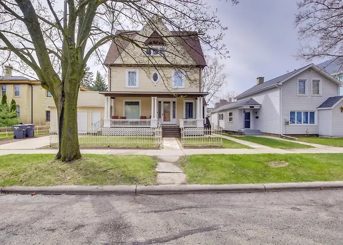 Updated Sheboygan Home W/ Porch < 1 Mi To Beach