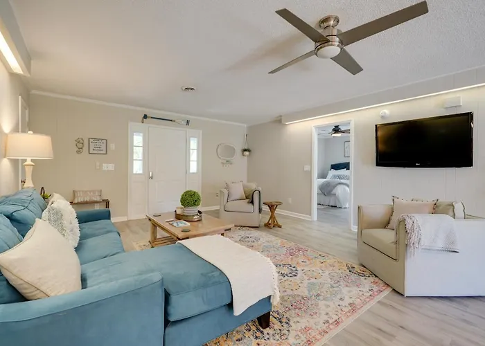 7 Blocks To The Beach: Family Oak Island Retreat