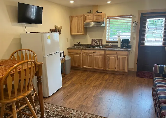 Creekside Downtown Vacation Suites, Only Adults 25 Or Older