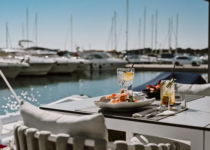 Hotel Stomorin-Marina Hramina