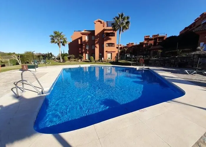 Apartamento de dos dormitorios y un baño con piscinas y jardines cercano a la playa