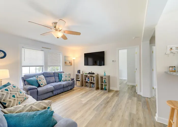 Coastal Emerald Isle Retreat W/ Deck & Grill!