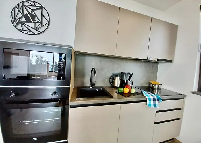 Aparthotel Villa V With Heated Pool, Parking And Breakfast