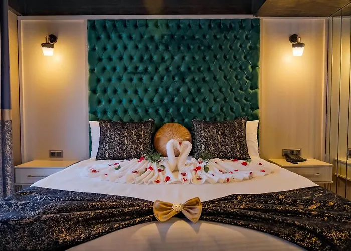 Moonday Hotel